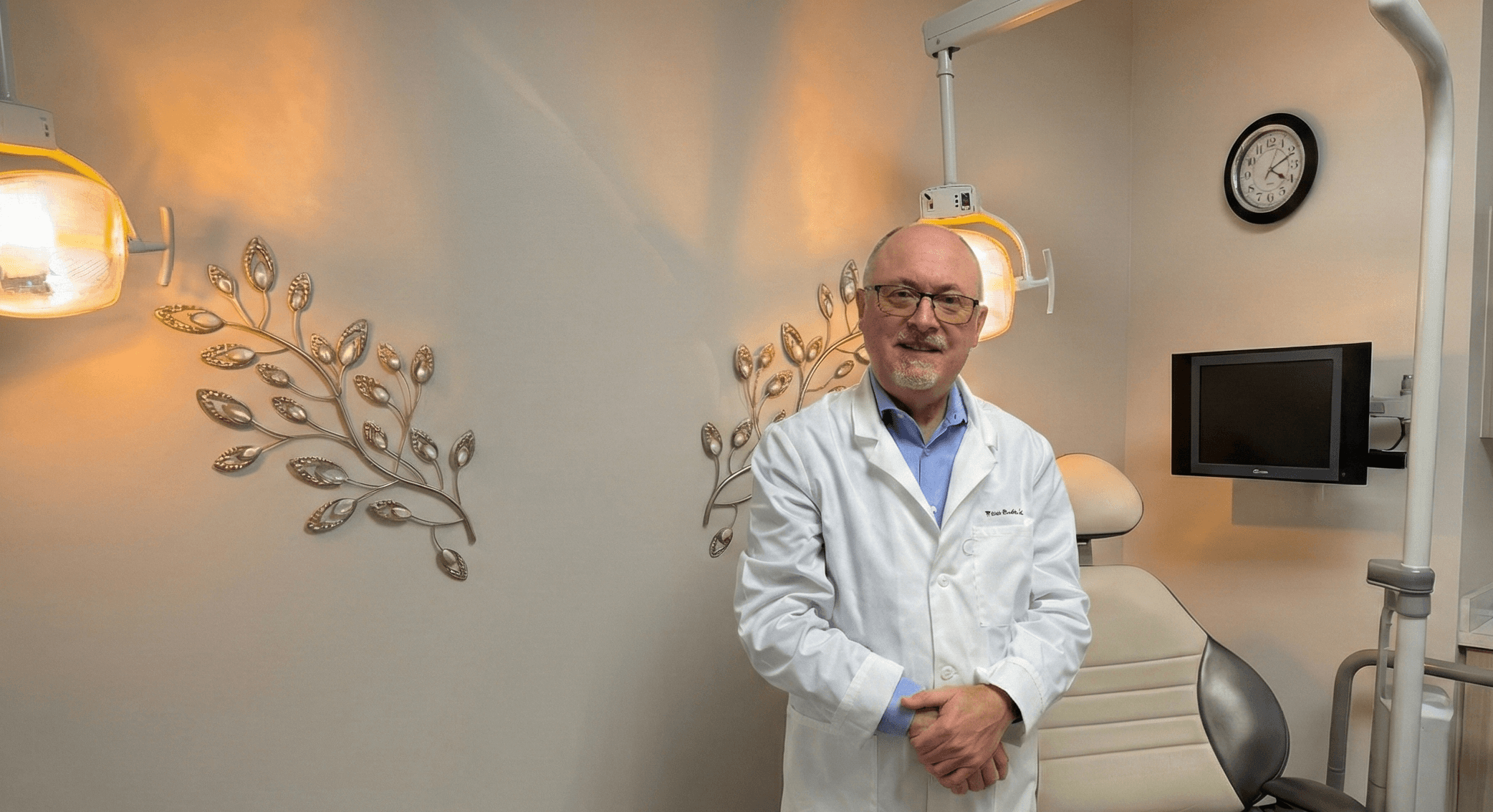 Iurie Donici, denturologiste, dans la salle de traitement de la Clinique Naturadent à Gatineau