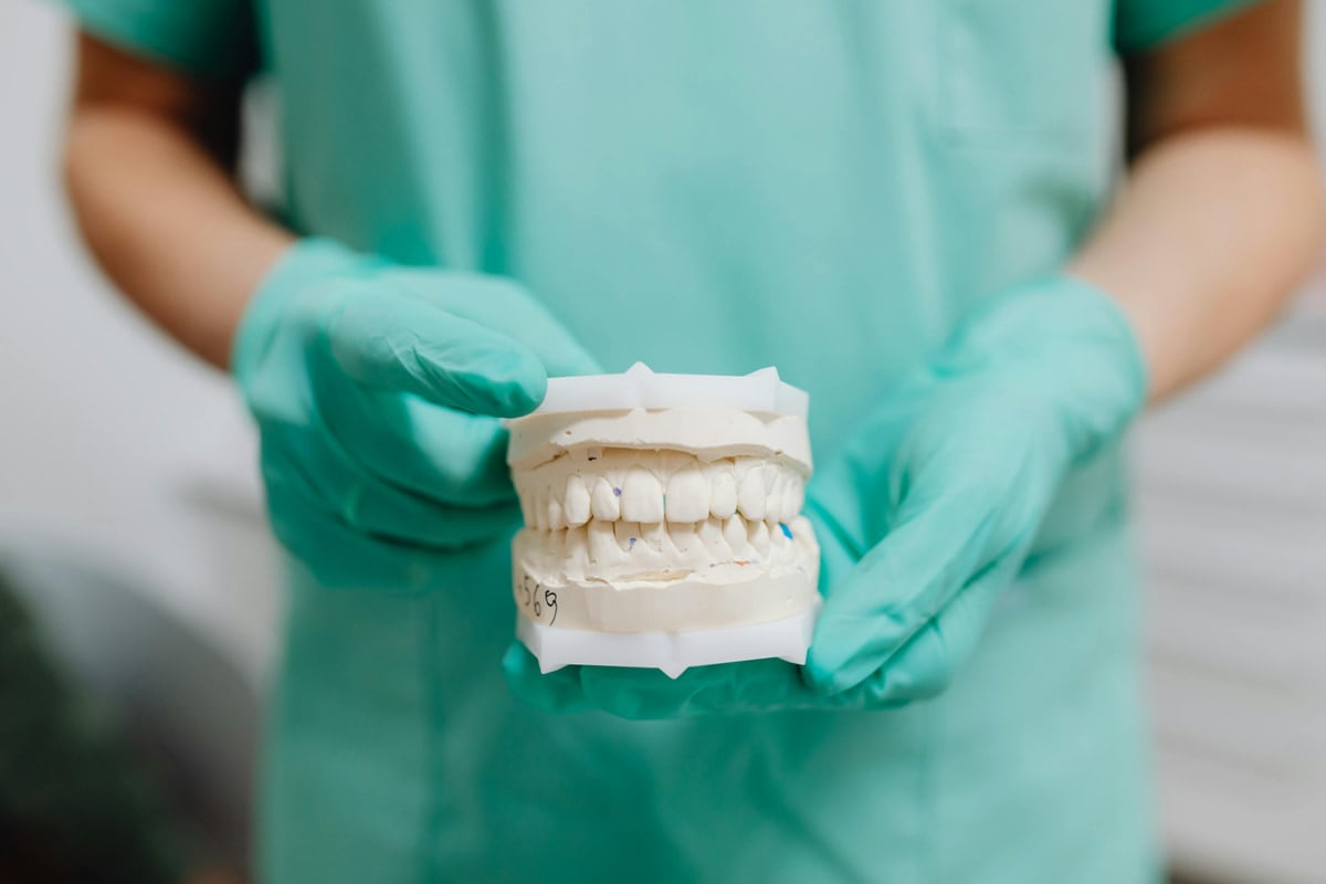 Denturologiste au travail sur une prothèse dentaire